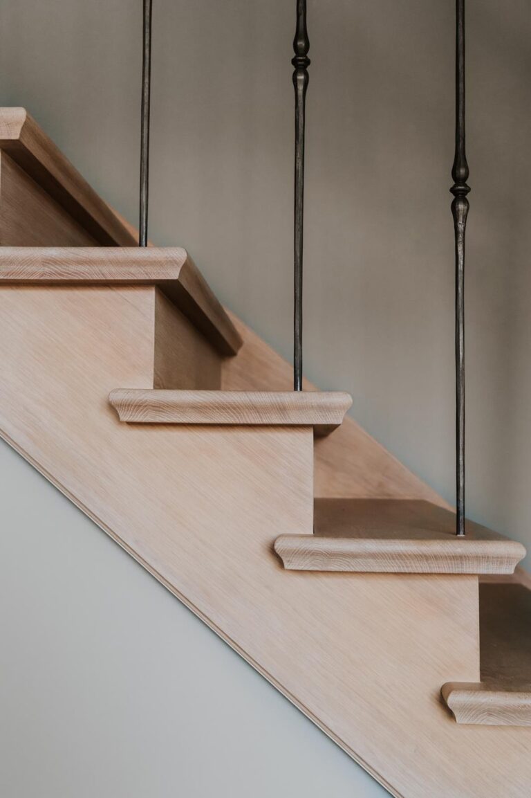 Landelijke trap in Engelse stijl,betontrap,bekleding, houten trap,trapbekleding,tijdloos,eigentijds,interieur