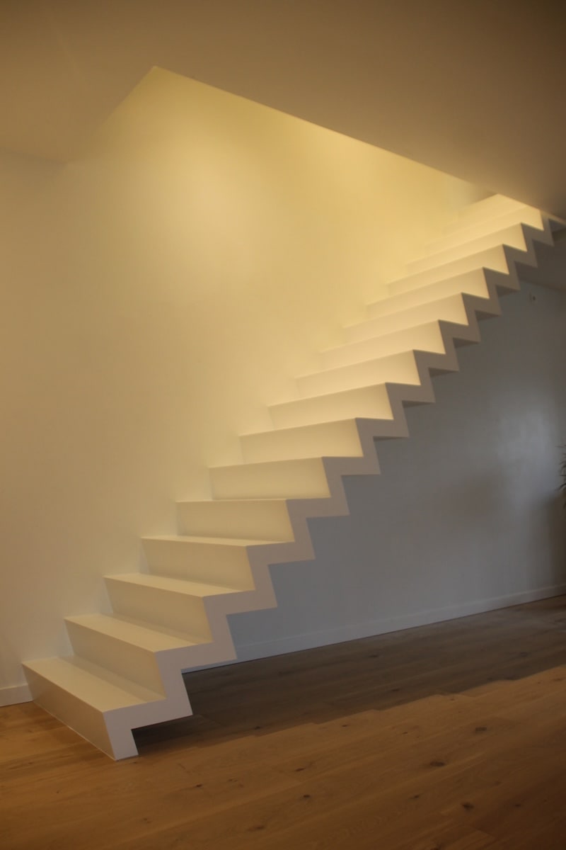 z-trap,trap in z-vorm,zelfdragende trap,trappenmaker,moderne trap,design trap,strak,wit